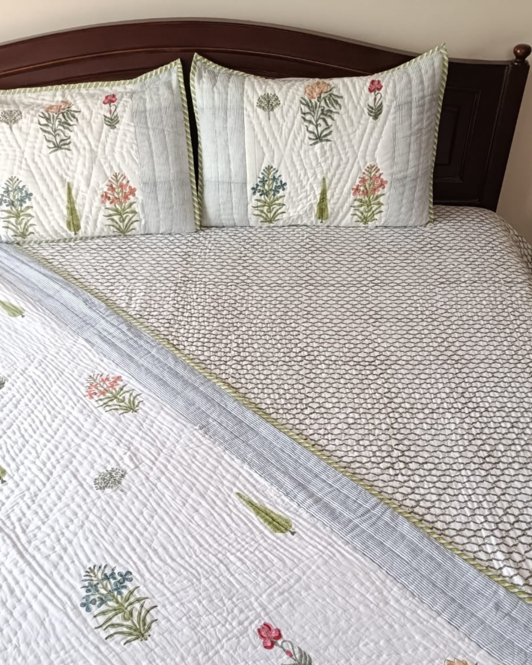 Blooming Jaipur Delight Comforter Set with 2 Pillow Covers