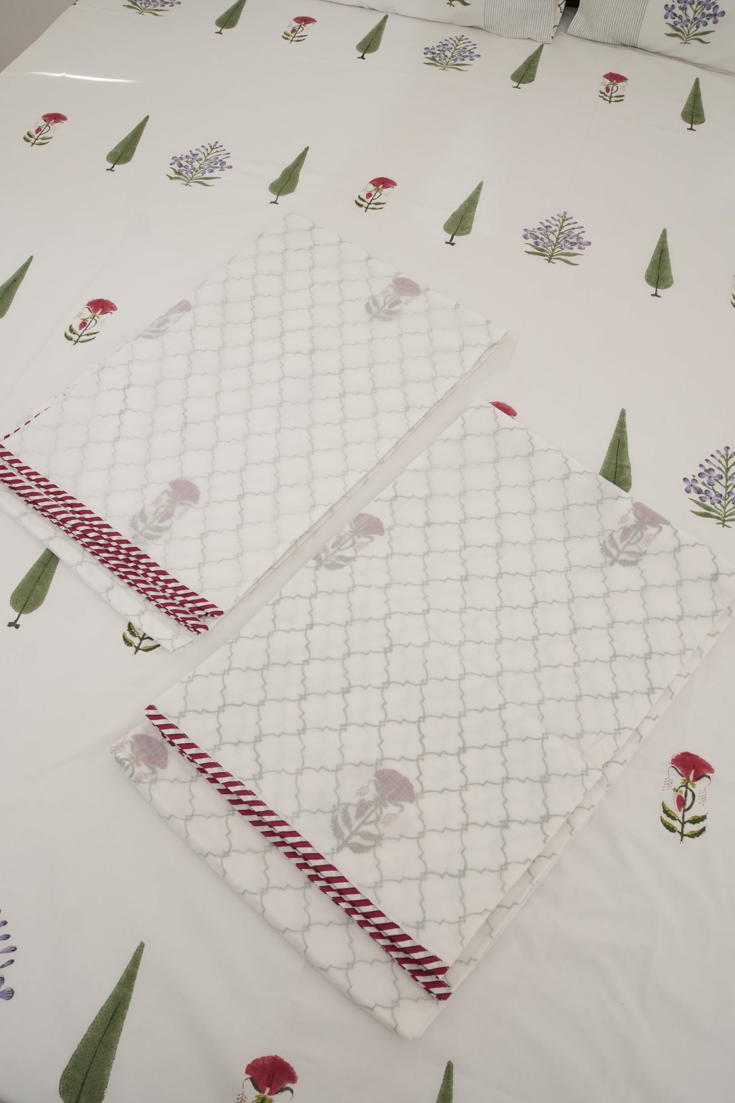 3D Floral Green Leaf & Small Red and Purple Flower Handblock Cotton Percale 300 TC Bedsheet & Single Pair Dohar Set