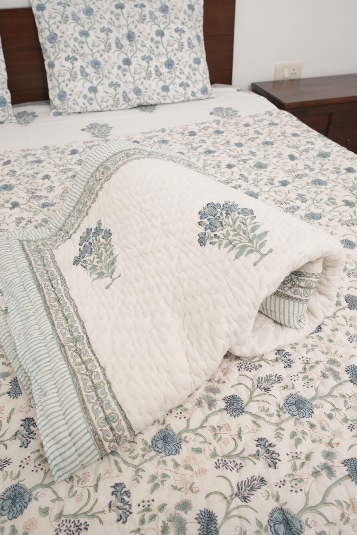 Grey Floral Handblock Cotton Percale 300 TC Bedsheet & Single Pair Quilt Set