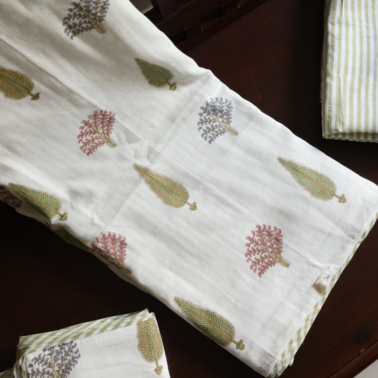 Mughal Reversible Cotton Dohar with Pillow Covers